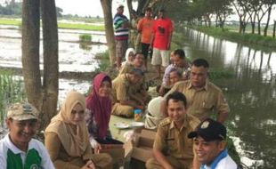 KEBERSIHAN KENDAL : Piknik di Tepi Sungai Bladon, Bupati Kendal Tuai Sindiran