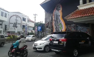 Mural Manusia Purba dan Jokowi di Perempatan Nonongan Solo Digarap Malam Hari