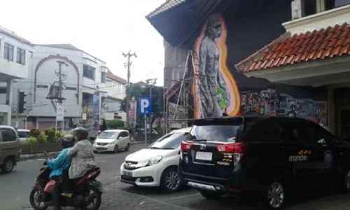 Mural Manusia Purba dan Jokowi di Perempatan Nonongan Solo Digarap Malam Hari