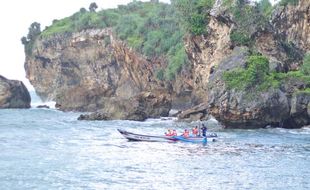 NELAYAN PANTAI SELATAN : Paceklik Tangkapan Ikan, Perahu Nelayan Jadi Perahu Wisata