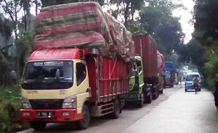 PARKIR SALATIGA : Truk Parkir di Badan Jalan Jadi Gunjingan