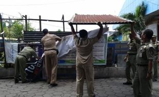 PENATAAN PKL SOLO : Lapak PKL di Jl. Kolonel Sutarto Dibongkar Paksa