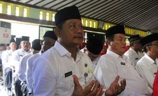 BUPATI KLATEN DITANGKAP KPK : Sekuntum Mawar Putih dan Ajakan Bekerja Lebih Bersih