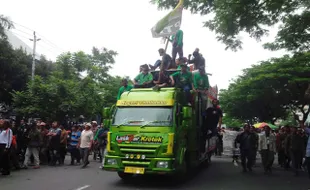 FOTO DEMO PETANI : Massa yang Mengaku Sebagai Petani Tembakau Kembali Datangi Kantor Gubernur Jateng