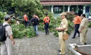 BENCANA BOYOLALI : Puting Beliung Terjang Sawit, Puluhan Rumah dan 2 Sekolah Rusak