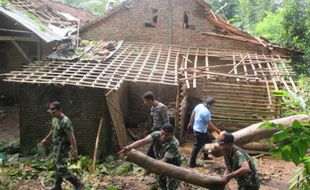 CUACA EKSTREM : Angin Puting Beliung Merusak 8 Rumah