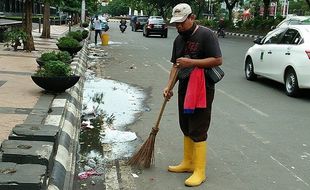 DEMO SEMARANG : Pedemo Dituding Kotori Depan Gubernuran