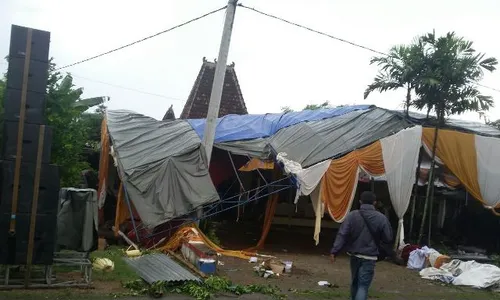 ANGIN KENCANG PONOROGO : Tenda Pernikahan Roboh Diterjang Puting Beliung, Tamu Berhamburan