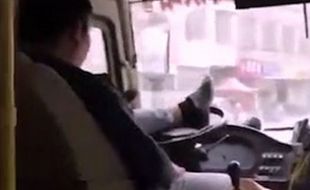 VIDEO KONTROVERSIAL : Duh! Sopir Bus Kedapatan Nyetir Pakai Kaki Sambil Main Ponsel