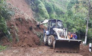 BENCANA ALAM JATENG : Longsor di Lereng Gunung Merapi, Akses Jalan ke Boyolali Ditutup