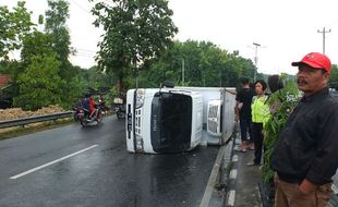 KECELAKAAN KULONPROGO : Truk Pengangkut Lele Terguling di Jalan Jogja-Wates