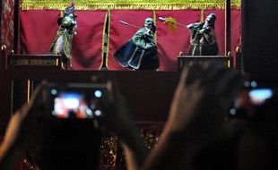 FOTO TAHUN BARU IMLEK : Antusias Dokumentasi Wayang Potehi