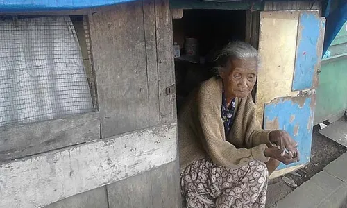 KISAH PILU : Alami Penyakit Kulit, Mbah Yuliyah Tinggal di Kandang Ayam