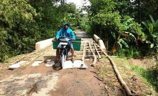 INFRASTRUKTUR GUNUNGKIDUL : Anggaran Perbaikan Tak Jelas, Warga Anyam Jembatan