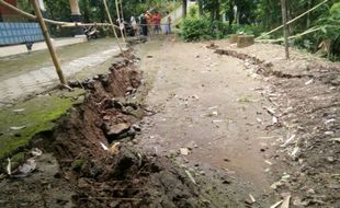 LONGSOR BANTUL : Tanah Amblas di Srimartani, 2 Rumah "Terancam "