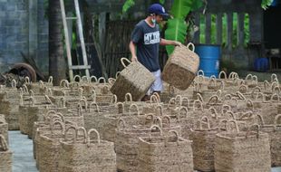 EKONOMI KREATIF : Kerajinan Enceng Gondok Tembus Pasar Eropa