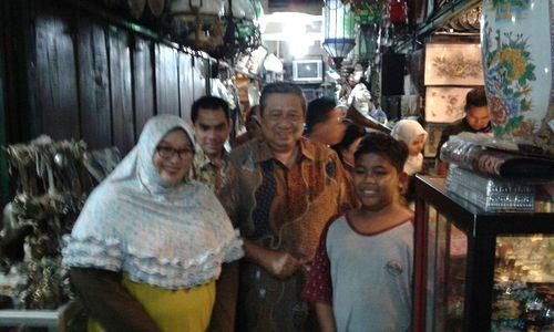 Dapat Diskon, Ini yang Dibeli SBY & Ani Yudhoyono di Pasar Triwindu Solo