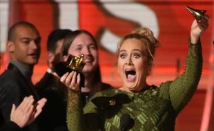 GRAMMY AWARDS 2017 : Demi Beyonce, Adele Patahkan Piala Miliknya di Panggung