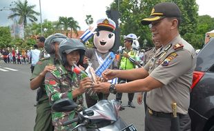 FOTO VALENTINE’S DAY : Satlantas Polres Kudus Bagi Cokelat