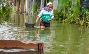 Waspada Banjir, Warga Bantaran Sungai Mojolaban Sukoharjo Amankan Barang Berharga