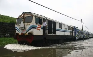 BANJIR SEMARANG : Genangan Air Tak Kuasa Halangi Laju Kereta Api