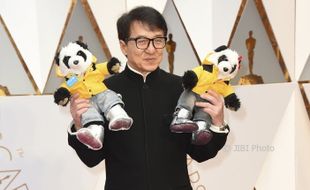 ACADEMY AWARDS 2017 : Jackie Chan Pamer Boneka Panda Imut-Imut di Red Carpet