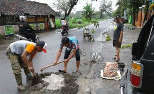 Lapor Pemkab Tak Jua Direspons, Warga Karangdowo Tambal Jalan Rusak Klaten