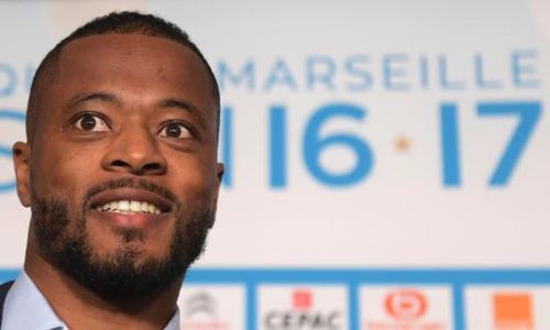 Patrice Evra Nyaris Gabung MU