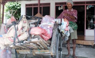 KISAH INSPIRATIF : Sisihkan Rezeki, Kakek Pemulung Ini Tambal Jalan Rusak Sragen