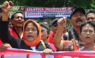 FOTO PILKADA SALATIGA : Tuduhan Pilwakot Curang Picu Demo