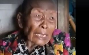 KISAH TRAGIS : Tinggal di Bawah Jembatan, Wanita Tua di Semarang Tuai Empati