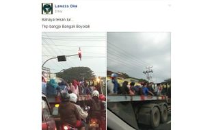 LALU LINTAS BOYOLALI : Truk Tronton di Bangak Ini Curi Perhatian Netizen