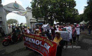 PASAR KLEWER : Puluhan Pedagang Kelilingi Alut Tolak Pedagang Bermobil