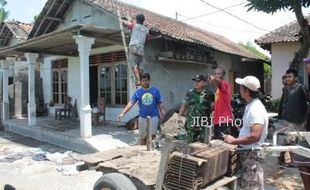 ANGIN KENCANG KLATEN : Lisus Tumbangkan Pohon dan Terbangkan Genting Puluhan Rumah