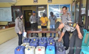 MIRAS MADIUN : Kejar-Kejaran, Polisi Jiwan Gagalkan Pengiriman 600 Liter Arjo ke Madiun