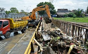 FOTO BANJIR SEMARANG : Banjir Kanal Timur Menjijikkan