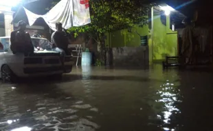 Drainase Meluap, Jalan Desa Klodran Karanganyar Dilanda Banjir