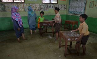 BANJIR KUDUS : Terjang Genangan Air, Pelajar Kudus Tetap Bersekolah