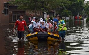 FOTO BENCANA KUDUS : Sukarelawan PMI Rela Antar Siswa