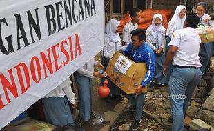 FOTO BENCANA JATENG : Bantuan Mengalir ke Korban Banjir Kendal