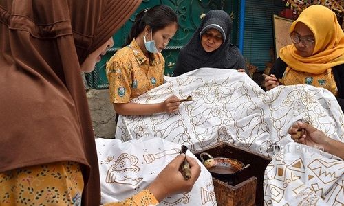 Foto Batik Dilestarikan Siswa Semarang