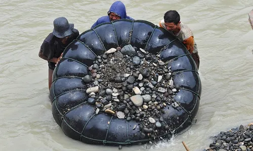 FOTO PERTAMBANGAN JATENG : Batu dan Pasir Dikumpulkan di Kali Putih