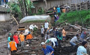 FOTO BENCANA JATENG : Begini Kebersamaan Tim SAR dan Warga