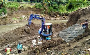 INFRASTRUKTUR BANTUL : Pemasangan Bronjong Bendung Karang Mulai Berjalan