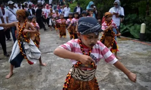 FOTO WISATA SEMARANG : Begini Aksi Bocah Desa Menari Tanon…