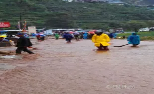 BENCANA JATENG : Sungai Serayu Meluap, Kawasan Wisata Dieng Banjir