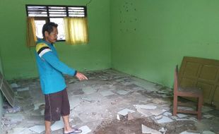 BENCANA PONOROGO : SDN 02 Tugurejo Terancam Roboh Akibat Tanah Gerak, Siswa Masuk Bergantian