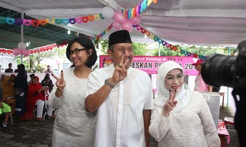 PILKADA JOGJA : Ke TPS, Haryadi, Kirana, dan Karina Kompak Pake Baju Putih