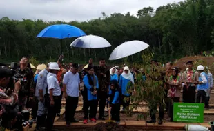 Ibu Negara Tanam Pohon Durian di Area Waduk Gondang Karanganyar