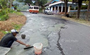 BENCANA PONOROGO : Tanah Gerak Merusak Jalan Ponorogo-Pacitan, Warga Bertindak